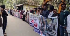 ফেনীতে মাদক,সন্ত্রাস,চাঁদাবাজির বিরুদ্ধে এলাকাবাসীর মানববন্ধন