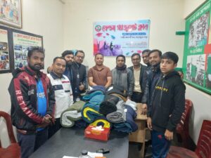 গাজীপুরে গ্রাজুয়েট ক্লাবের পক্ষ থেকে শীতবস্ত্র বিতরণ