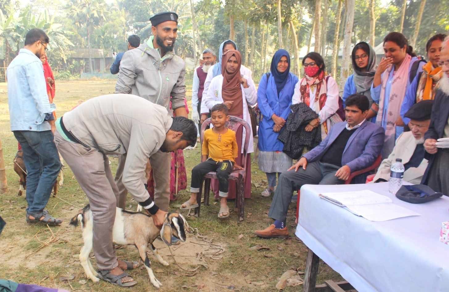 খামারিদের বিনামূল্যে গবাদিপশুর ভ্যাক্সিন দিলো বাকৃবি