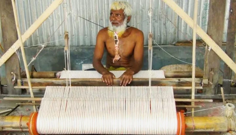আধুনিক প্রযুক্তির কারণে হারিয়ে যাচ্ছে তাঁতশিল্প