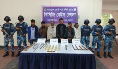 ভোলায় ১টি আগ্নেয়াস্ত্রে ও হাতবোমাসহ ৬ সন্ত্রাসী আটক