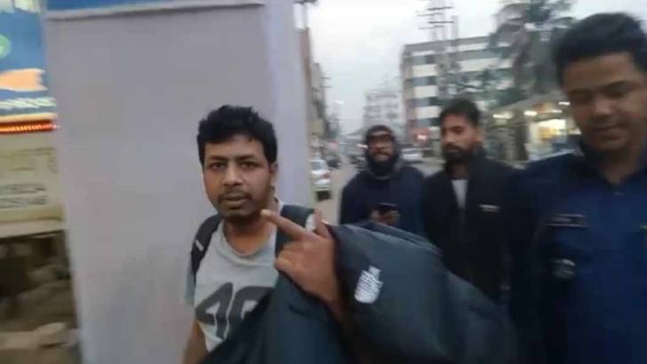 কুবির আরও এক ছাত্রলীগ নেতাকে পুলিশে দিলো শিক্ষার্থীরা