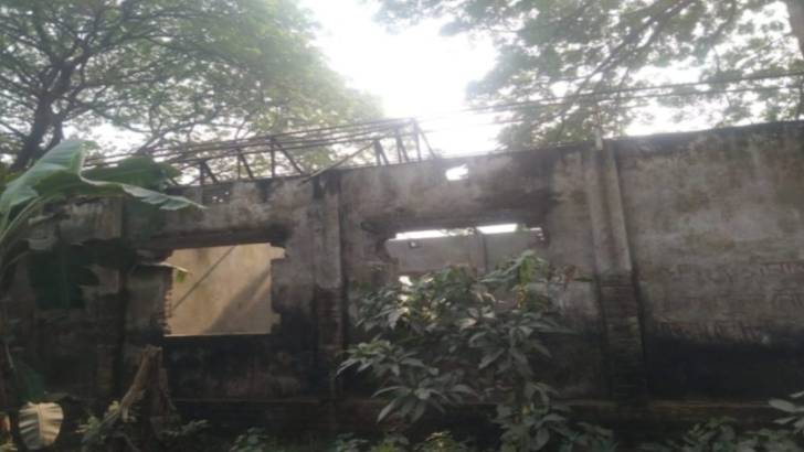 স্কুলের মালামাল লুটের অভিযোগ