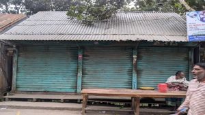 জোড় করে ব্যবসা প্রতিষ্ঠান দখলে নিয়ে তালা ঝুলিয়ে দিলো ইউপি সদস্য
