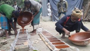 সিংড়ায় সুস্বাদু খেজুর গুড় তৈরীতে ব্যস্ত কারিগররা