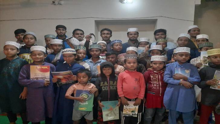 ৪০ দিন জামাতে নামাজ আদায় করে পুরস্কার পেল ২৩ শিশু-কিশোর