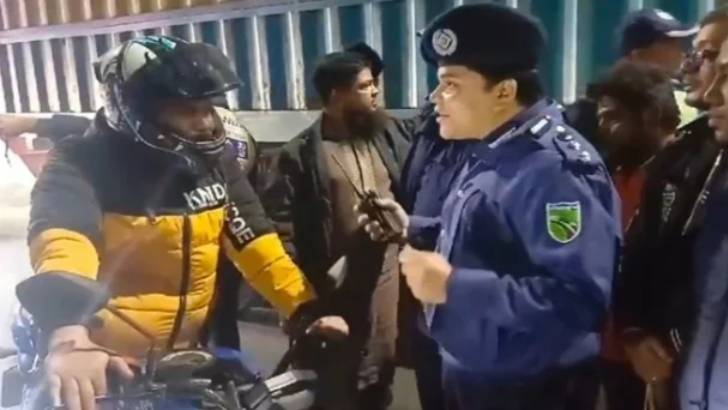 মুন্সীগঞ্জে সড়ক দুর্ঘটনা প্রতিরোধে হাইওয়ে পুলিশের সচেতনতামূলক ক্যাম্পেইন
