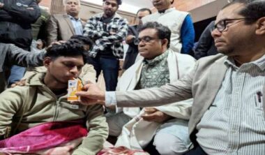 ১৫ ঘণ্টা পর অনশন ভাঙলেন জাবি শিক্ষার্থী