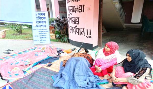 আইন অনুষদ ভবনের দাবীতে ২০ ঘন্টা যাবৎ জাবি শিক্ষার্থীদের অনশন