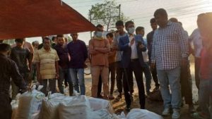 নিষিদ্ধ পলিথিন শপিং ব্যাগ জব্দ, কারখানা বন্ধের নির্দেশ