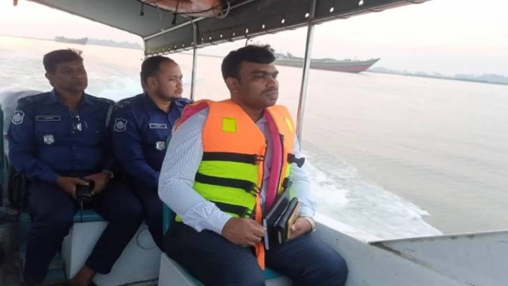 মুন্সীগঞ্জে গজারিয়া ৩টি বাল্কহেড জব্দ, আটক ১৪