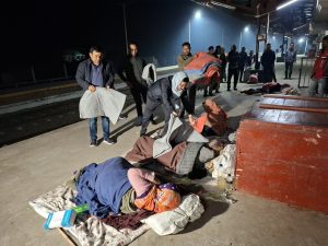 শীতের রাতে রেলওয়ে স্টেশনের প্ল্যাটফর্মে ছিন্নমূল মানুষ পেলো কম্বল