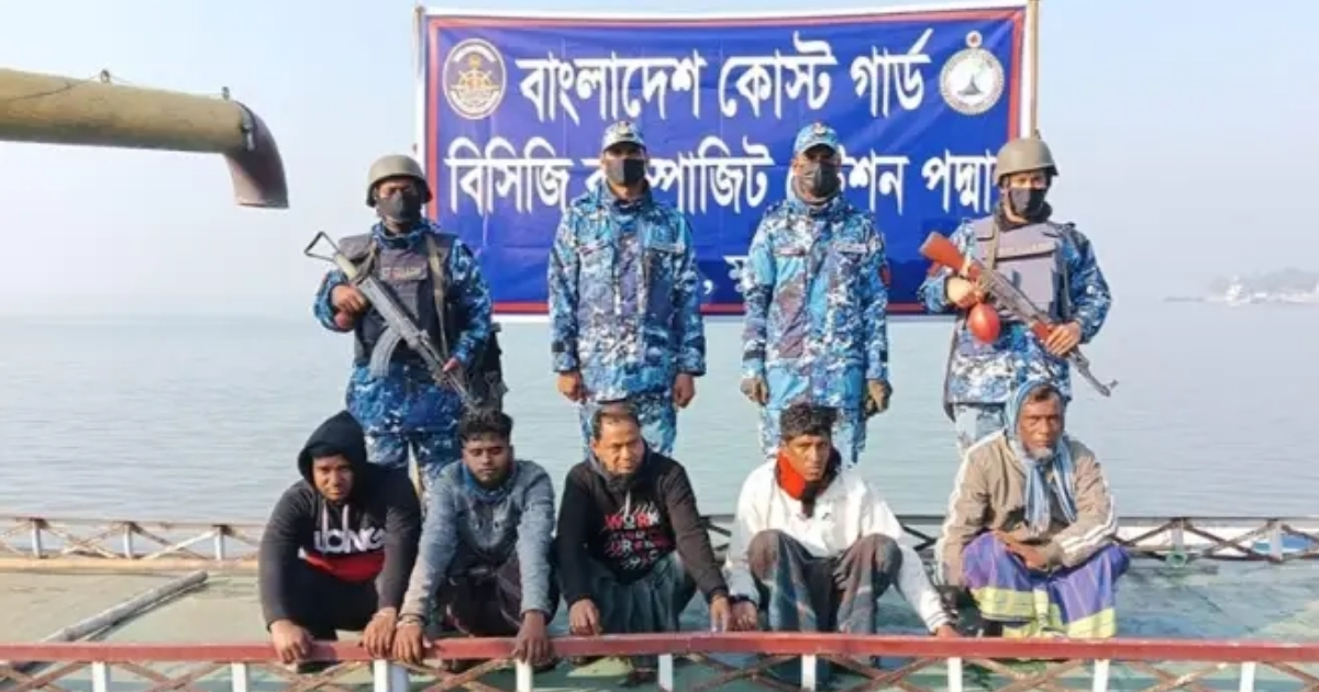 মুন্সীগঞ্জে লৌহজং এ অবৈধভাবে বালু উত্তোলনের দায়ে আটক ৫