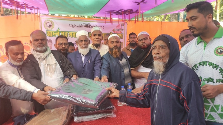 আদর্শ যুব উন্নয়ন সমাজ কল্যাণ সংস্থার উদ্যোগে শীতবস্ত্র বিতরণ