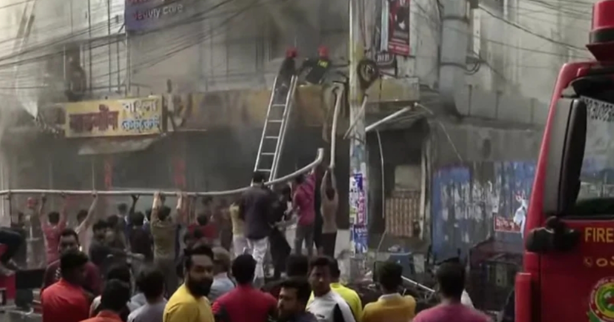 উত্তরায় রেস্টুরেন্টে ভয়াবহ আগুন, নিয়ন্ত্রণে ১২ ইউনিট