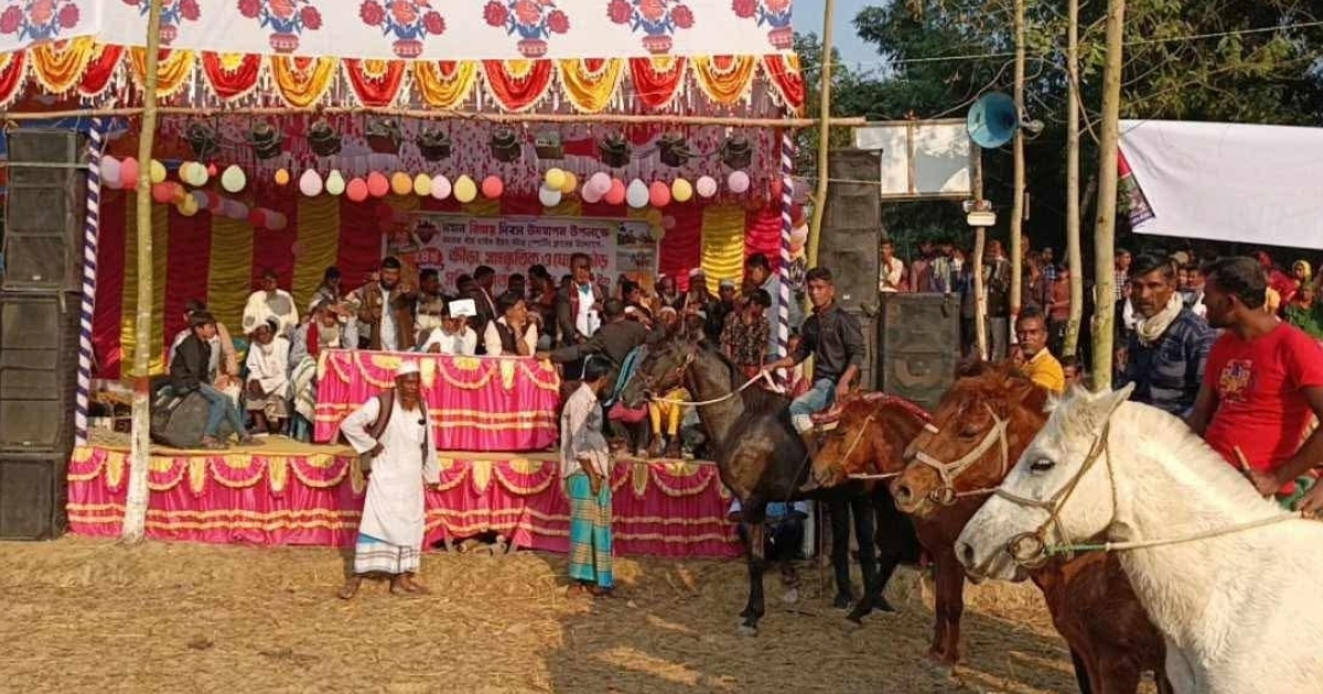টাঙ্গাইল এক বিশাল ঘোড় দৌড় প্রতিযোগিতা