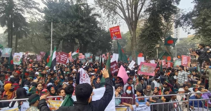 স্লোগানে স্লোগানে মুখর কেন্দ্রীয় শহিদ মিনার, শেখ হাসিনার ফাঁসি দাবি