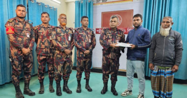 বৈষম্য বিরেধীছাত্র আন্দোলনে দৃষ্টিশক্তি হারানো শিক্ষার্থীর পাশে বিজিবি