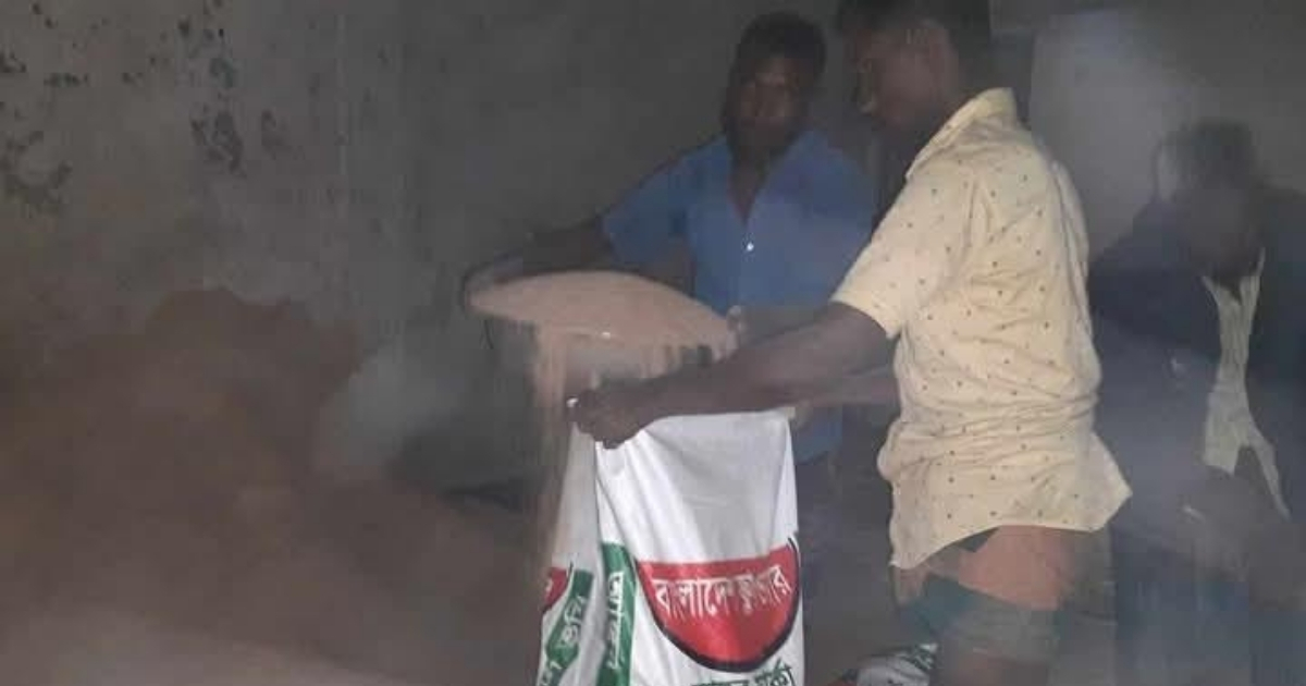 নান্দাইলের ফুলবাড়িয়া বাজারে কাঠের গুঁড়ায় তৈরি হচ্ছিল গো-খাদ্য