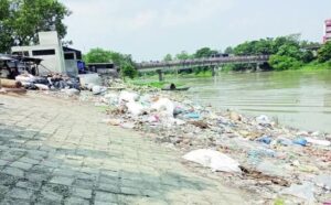দখল -দূষণে অস্তিত্ব হারিয়ে মৃত প্রায় নাটোরের নন্দকুজাঁ নদী