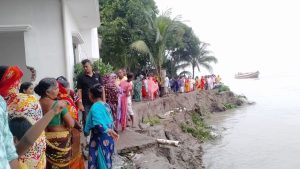 মুন্সীগঞ্জে শুষ্ক মৌসুমে ভাঙছে পদ্মা, আতঙ্কে নদী তীরের মানুষ