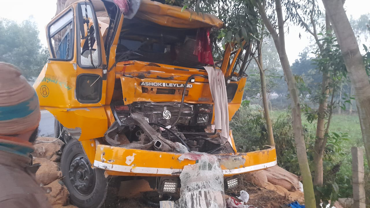 দিনাজপুরে দাঁড়িয়ে থাকা ট্রাককে পিছন থেকে অন্য ট্রাকের ধাক্কা, চালক নিহত