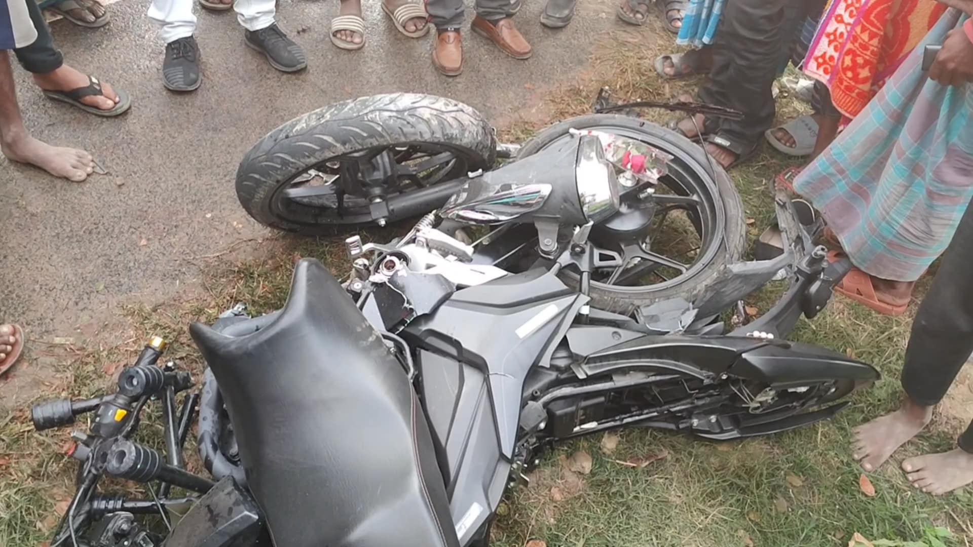 সড়ক দুর্ঘটনায় দুজন নিহত