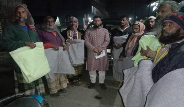 মঠবাড়িয়া উপজেলা প্রশাসনের কম্বল পেলো প্রতিবন্ধী ও ভ্যানচালক 
