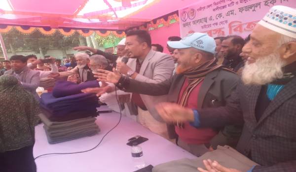 কালীগঞ্জে শীতার্ত মানুষের মাঝে শীতবস্ত্র বিতরণ 
