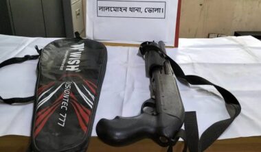 লালমোহনে বিদ্যালয় মাঠ থেকে বিদেশী শর্টগান উদ্ধার