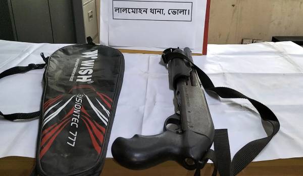 লালমোহনে বিদ্যালয় মাঠ থেকে বিদেশী শর্টগান উদ্ধার