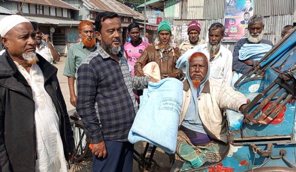 আমতলীতে শীতার্থদের মাঝে কম্বল বিতরণ