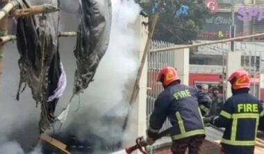 বিপিএলের টিকিট কাউন্টারে আগুন দিলো বিক্ষুব্ধ দর্শকরা