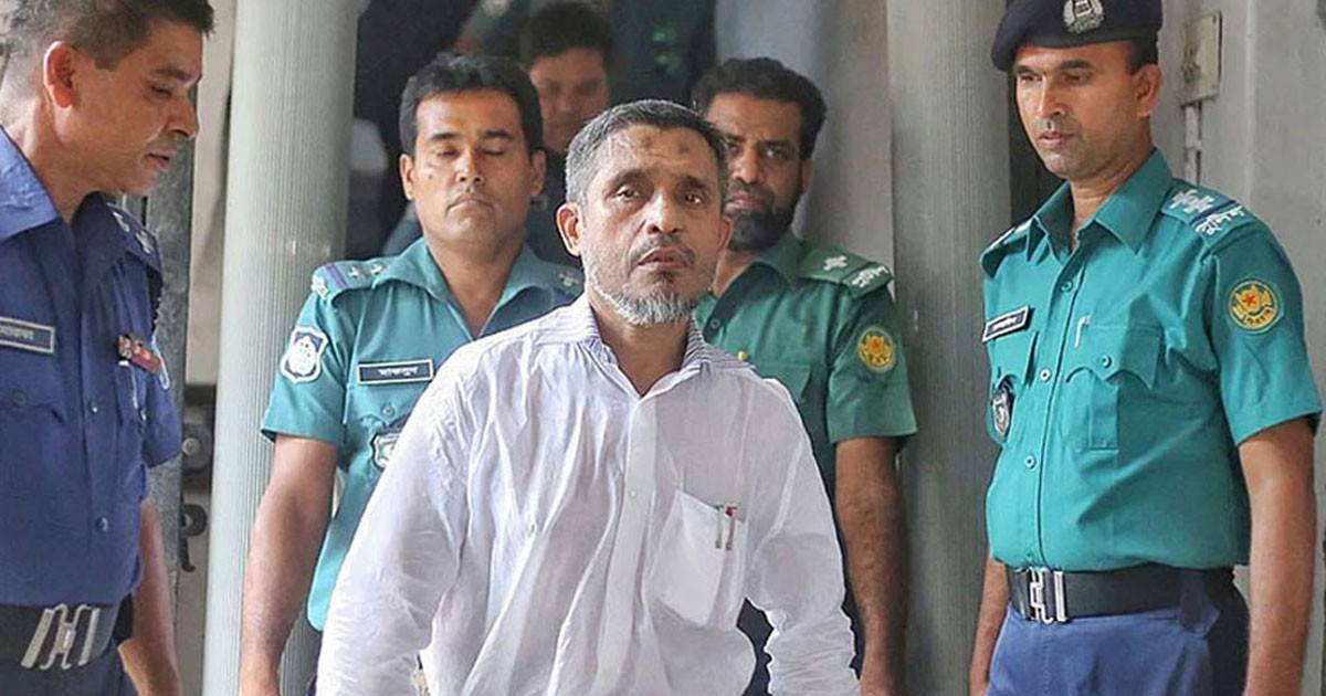 মুক্ত বাতাসে জুমার নামাজ আদায় করলেন লুৎফুজ্জামান বাবর