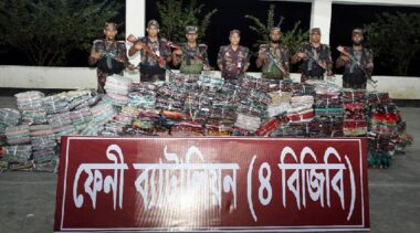 ভারতীয় শাড়িসহ দেড় কোটি টাকার চোরাচালানি পণ্য আটক