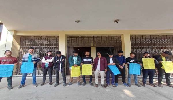 সাত দাবিতে কুবি শিক্ষার্থীদের মানববন্ধন
