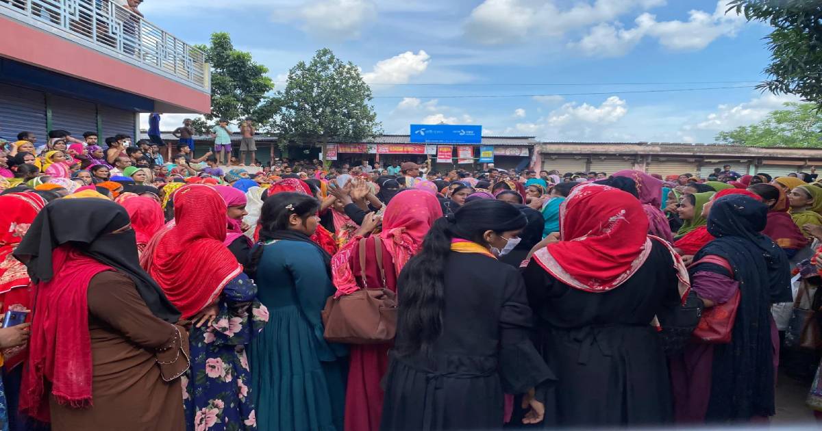 শ্রমিক আন্দোলনে উত্তাল প্রতীক সিরামিকস লিমিটেড: নয় দফা দাবিতে বিক্ষোভ