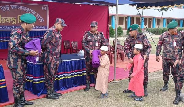 লালমনিরহাটে শীতার্তদের মাঝে বিজিবির কম্বল বিতরণ
