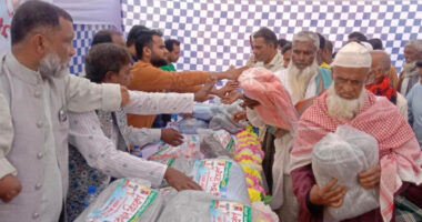 হাড় কাঁপানো শীতে বিএনপি নেতার  ৪০০ কম্বল বিতরণ