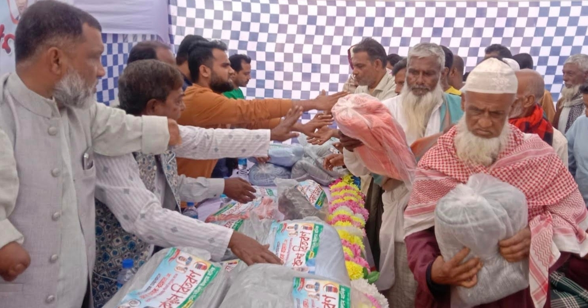 হাড় কাঁপানো শীতে বিএনপি নেতার  ৪০০ কম্বল বিতরণ