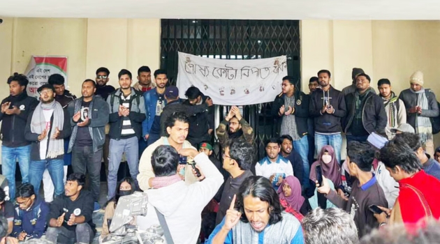 পোষ্য কোটা বাতিলের দাবিতে রাবির প্রশাসনিক ভবনে শিক্ষার্থীদের তালা