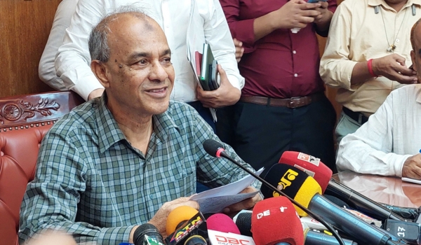 সীমান্তে বেড়া নির্মাণ বন্ধ রাখতে বাধ্য হয়েছে ভারত : স্বরাষ্ট্র উপদেষ্টা