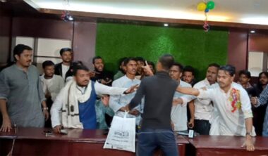 দুই পক্ষের পাল্টাপাল্টি অভিযোগ, সংবাদ সম্মেলনে হট্টগোল