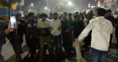 ৭ কলেজের শিক্ষার্থীদের সায়েন্সল্যাব অবরোধ, যান চলাচল বন্ধ