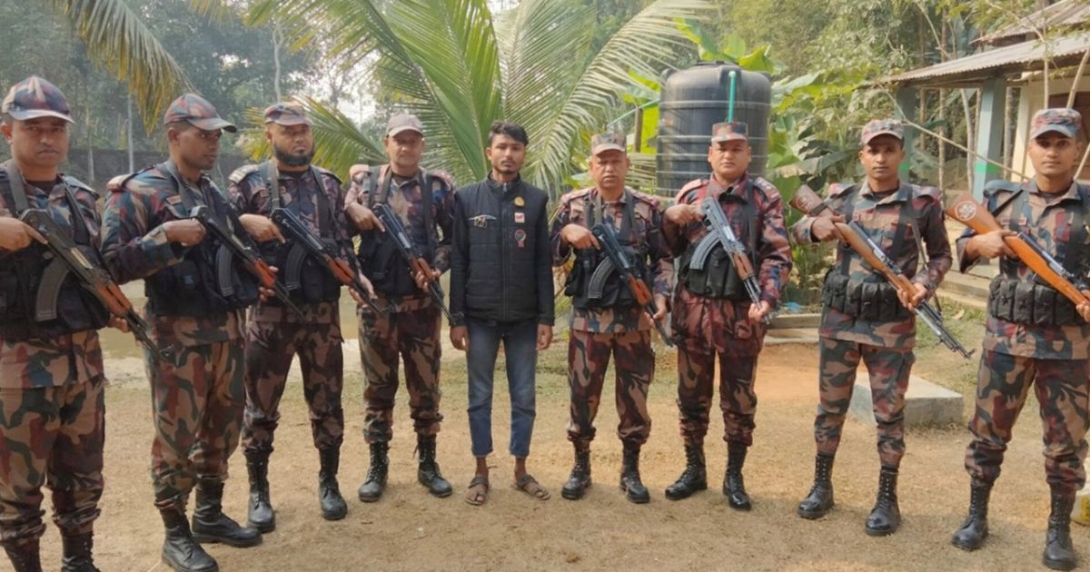 আত্মগোপনে থাকা ভারতীয় নাগরিক গ্রেপ্তার
