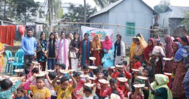 টাঙ্গাইলে স্বেচ্ছাসেবী তরুণদের উদ্যোগে পথশিশুদের নিয়ে পিঠা উৎসব