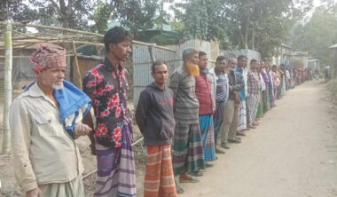 মাদক দিয়ে দিনমজুরকে ফাঁসানোর প্রতিবাদে মানববন্ধন