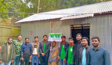 লালমনিরহাটে গ্রীন ভয়েসের উদ্যোগে বৃদ্ধাকে মা ঘর উপহার