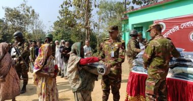 বামাচরণ ত্রিপুরাপাড়ায় শীতার্তদের কম্বল দিয়েছে সেনাবাহিনী