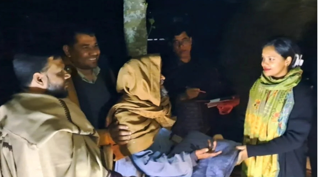 ঘাটাইলে শীতার্তদের মাঝে ইউএনও’র কম্বল বিতরণ